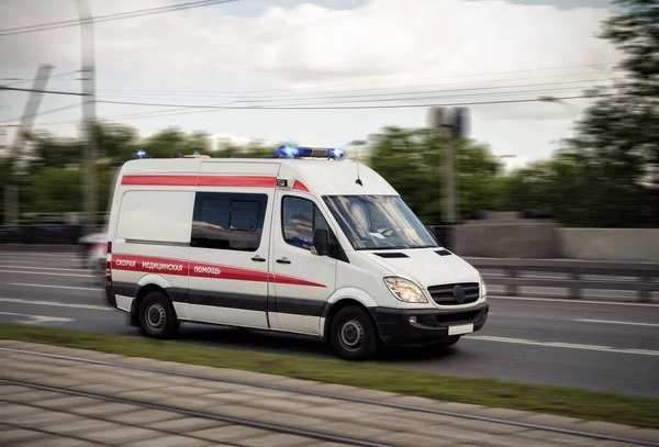 Sanitka auto na silnici — Stock fotografie