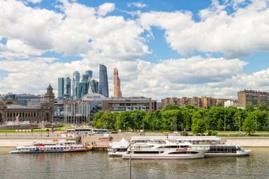 Moskova Nehri üzerinde Terminal turist için gemi