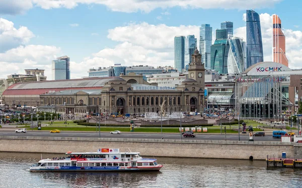 turistik gemi Moskova Nehri üzerinde