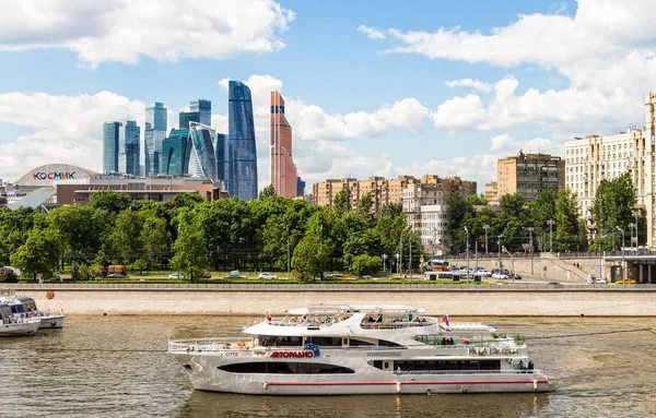 Туристический корабль на реке Москва — стоковое фото