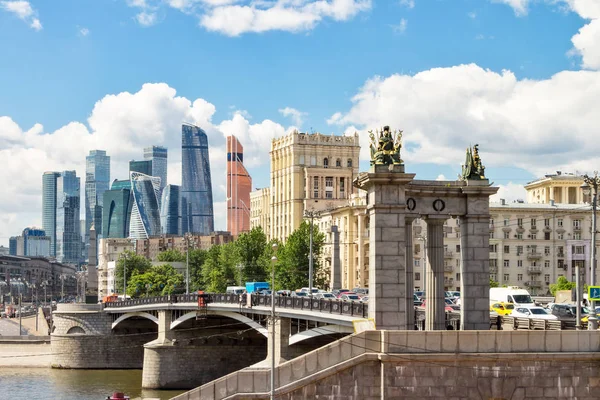 Puente histórico sobre el río Moscú — Foto de Stock