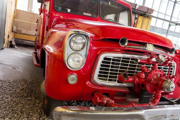 Velho caminhão de bombeiros vermelho — Fotografia de Stock