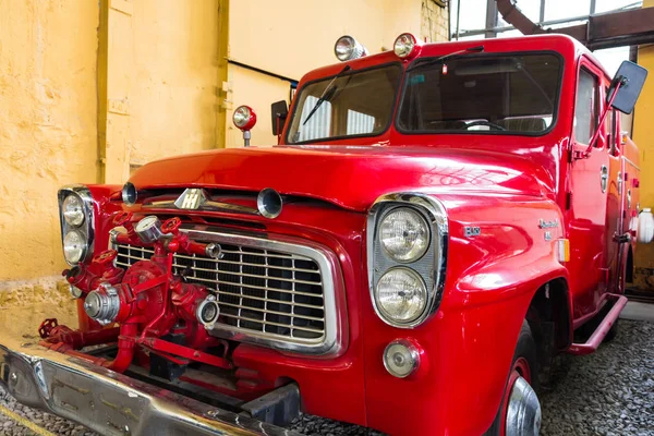 Vieux camion de pompiers rouge — Photo