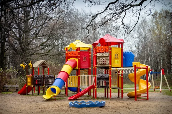 Παιδική χαρά στο πάρκο πόλης — Φωτογραφία Αρχείου