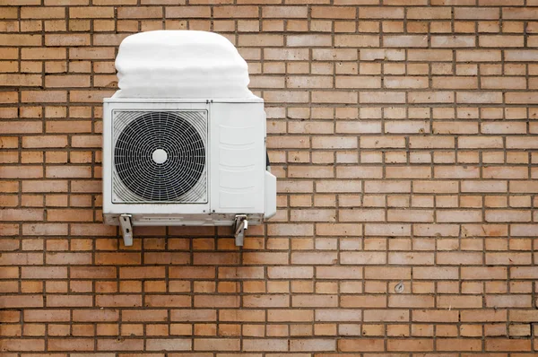 Κλιματιστικό Εγκατεστημένη Στον Τοίχο Του Σπιτιού Μετά Από Χιόνι Χειμώνα — Φωτογραφία Αρχείου