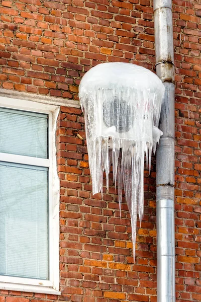 Klimaanlage Abgedeckt Mit Eiszapfen Der Ziegelwand Des Hauses — Stockfoto