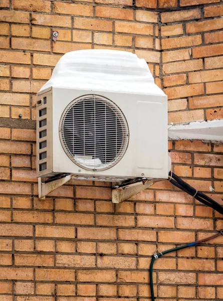 Air Conditioner Geïnstalleerd Muur Van Het Huis Wintersneeuw Stockafbeelding