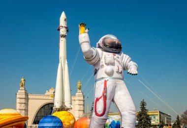 Rusya, Moskova - 15 Nisan 2018: Büyük bir rakam bir astronot ve uzay pavilion yakınındaki Sergi Merkezi VDKNh Vostok taşıyıcı roket modeli.