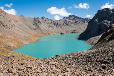 Ala-Kul Göl Manzaralı.