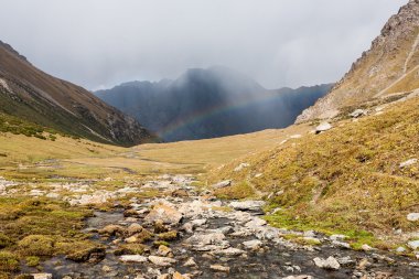 Tien Shan yüksek mointains gökkuşağı.