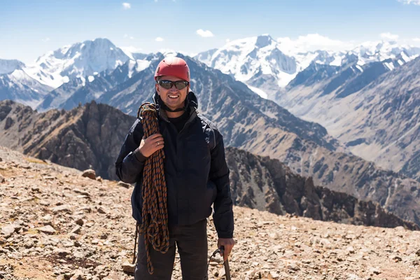 Turysta na szczycie góry — Zdjęcie stockowe