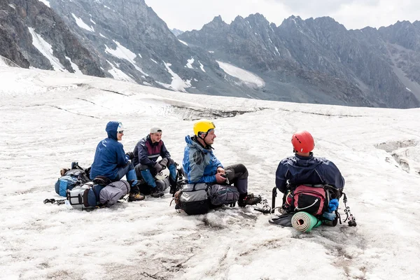 Group of hikers in mountains. — Stock Photo, Image