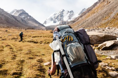 Dağlarda bir grup yürüyüşçü.