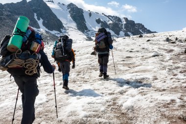 Dağlarda bir grup yürüyüşçü.