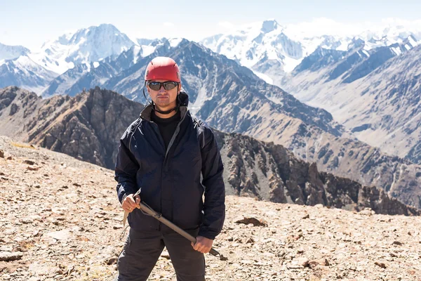 Turysta relaksujący na szczycie góry — Zdjęcie stockowe