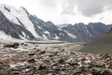 Tien Shan dağ manzarası.