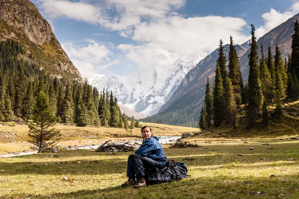 Escursionista ragazza rilassante in montagna — Foto Stock