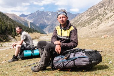 Dağlarda bir grup yürüyüşçü.
