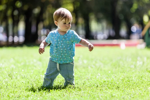 Bambina avendo divertimento. — Foto Stock