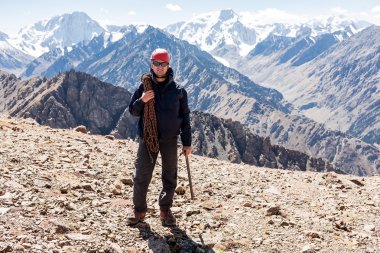 Uzun yürüyüşe çıkan kimse bir dağın tepesinde rahatlatıcı