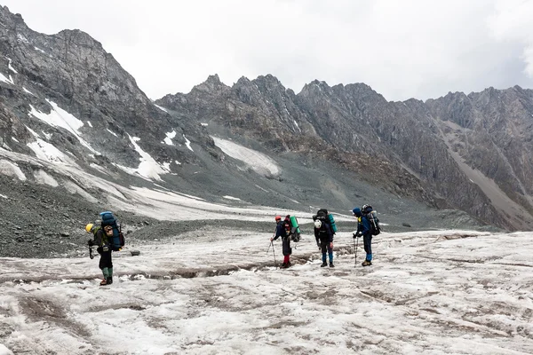 Grupo de caminhantes nas montanhas. — Fotografia de Stock