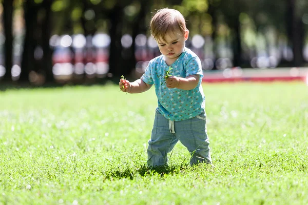 Liten flicka som har roligt. — Stockfoto