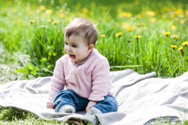 Küçük kız eğleniyor..