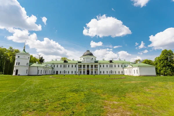 Kachanivka Palace om sommeren . - Stock-foto