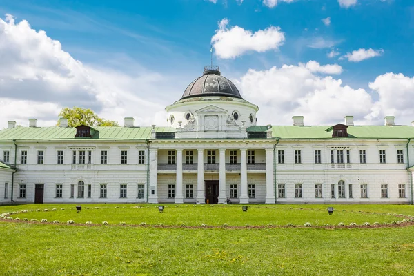 Kachanivka Palace om sommeren . - Stock-foto