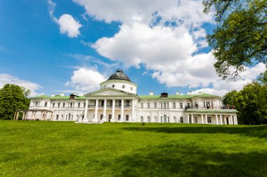 Kachanivka Sarayı'nda yaz.