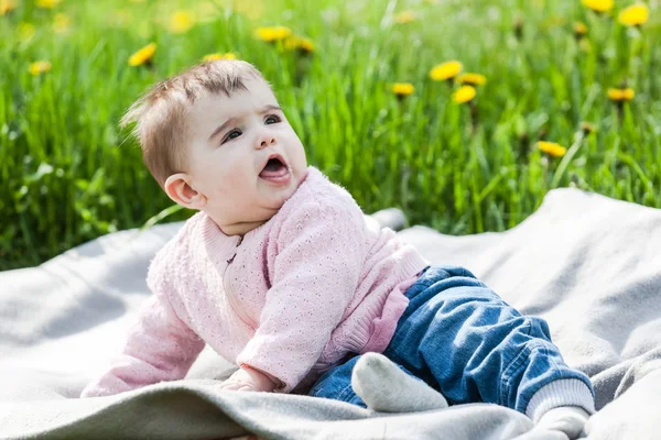 Niña divirtiéndose. —  Fotos de Stock