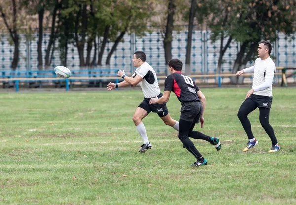 Les joueurs de rugby en action — Photo