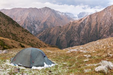 Tien Shan dağ manzarası ile çadır.