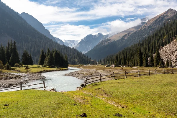 Krajobraz gór Tien Shan. — Zdjęcie stockowe