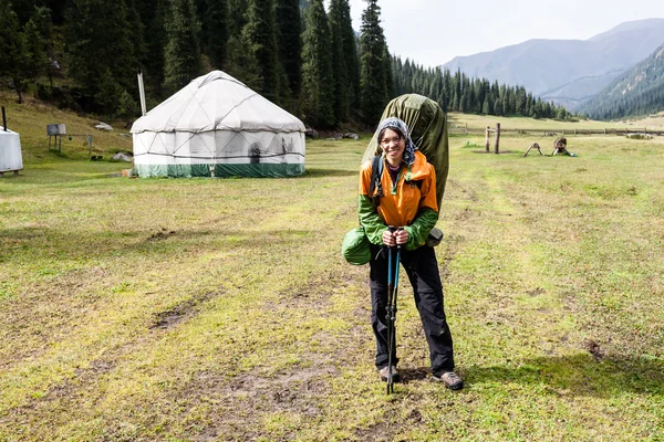 Hiker girl relaxing at mountains, near national home. — Stock Photo, Image