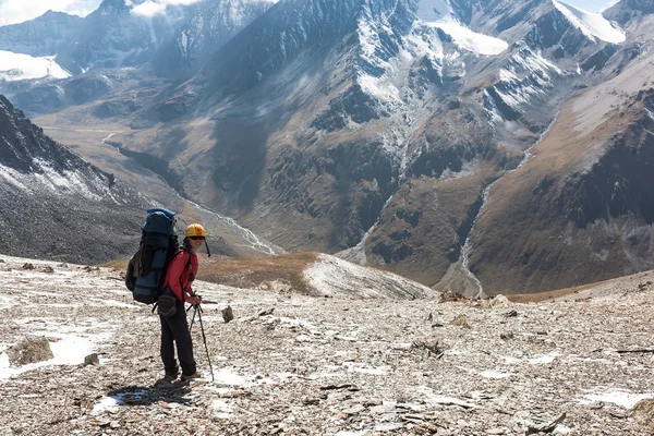 Wandelaar meisje ontspannen op bergen — Stockfoto