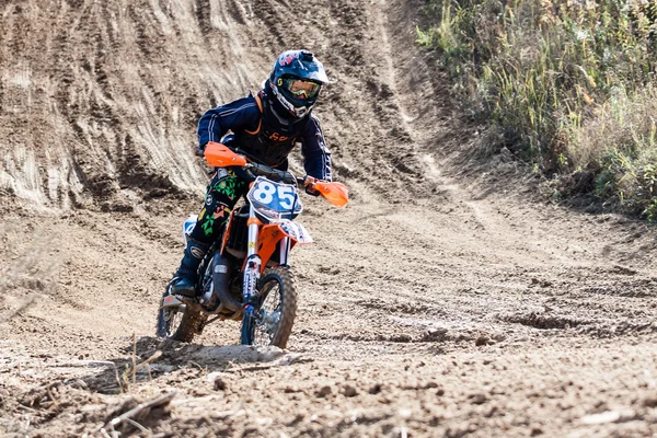 Motosiklet kros Yarışması sırasında çocuk