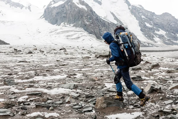 Hiker flicka avkopplande på berg — Stockfoto