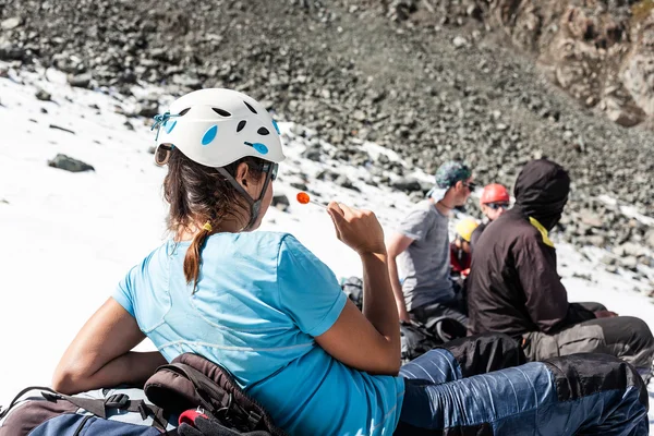 Wandelaar meisje ontspannen op bergen — Stockfoto