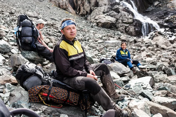 Grupo de caminhantes nas montanhas. — Fotografia de Stock