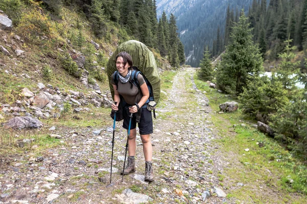 Uzun yürüyüşe çıkan kimse kız rahatlatıcı dağlar