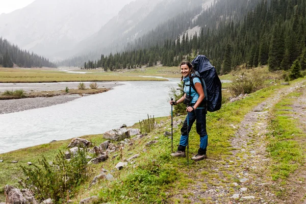 Caminhante menina relaxante em montanhas — Fotografia de Stock