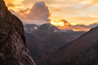 Tien Shan, gün batımı ile dağ manzarası