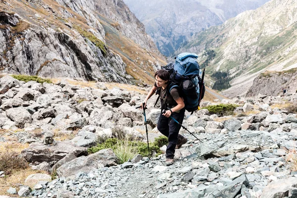 Caminhante relaxante em montanhas — Fotografia de Stock