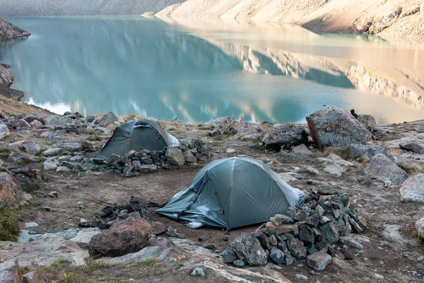 Berglandskap av Tien Shan med tält. — Stockfoto
