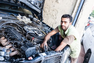 Eski bir araba motorunun mekanik onarım.