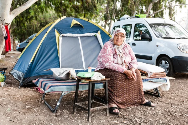 Gamla kvinnor avkopplande i traditionell camping — Stockfoto