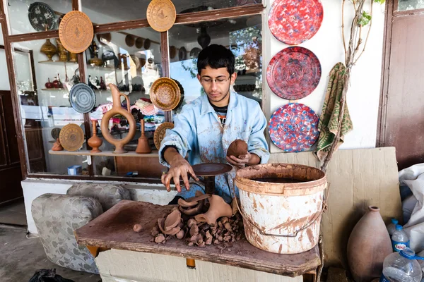 Artist works on a traditional ceramic vase in Cappadocia — Stock Photo, Image
