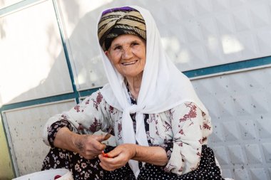 Kadın birinci sınıf sigara oluşturmak için tütün yaprakları işlenen 