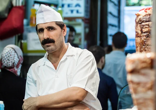 Man cooks and sells traditional kebab — Stock Photo, Image